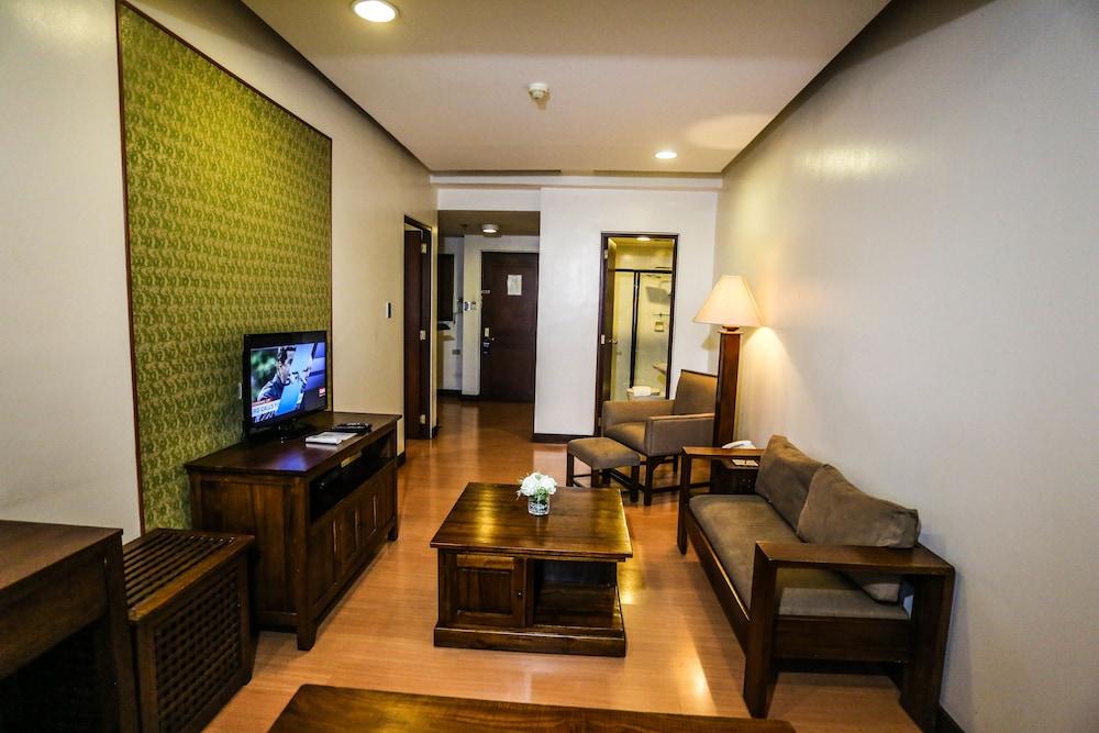The Malayan Plaza Hotel Pasig City Exterior photo