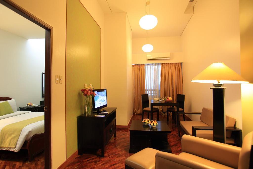 The Malayan Plaza Hotel Pasig City Exterior photo